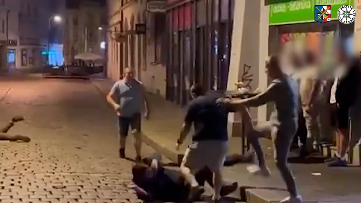Před barem v Olomouci zmlátili dva muže. Policie hledá tři útočníky